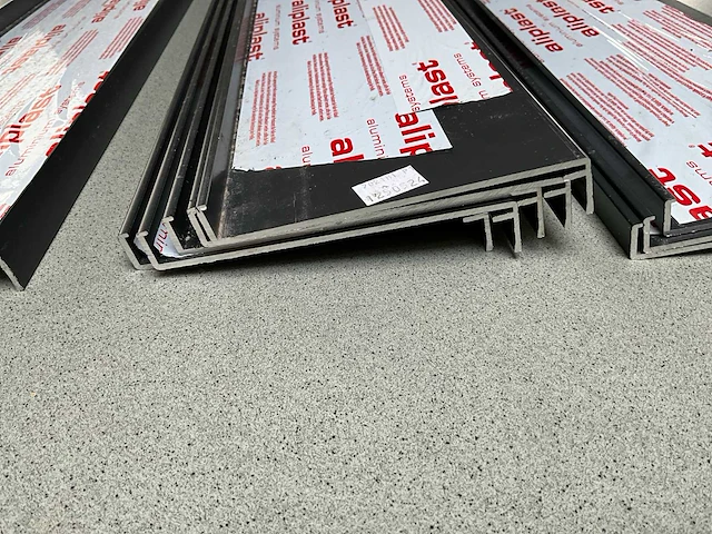 Raamdorpels aluminium 135mm 9 stuks - afbeelding 4 van  8