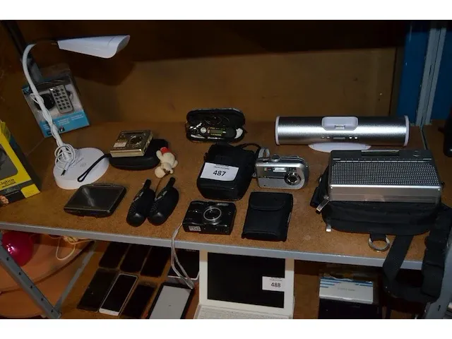 Radio medion, dockingstation, 2 fototoestellen, 6 gps tom tom zonder kabels, walkietalkie, usb lamp grundig, headset jabra, fm transmitter - afbeelding 1 van  8