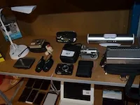 Radio medion, dockingstation, 2 fototoestellen, 6 gps tom tom zonder kabels, walkietalkie, usb lamp grundig, headset jabra, fm transmitter - afbeelding 1 van  8