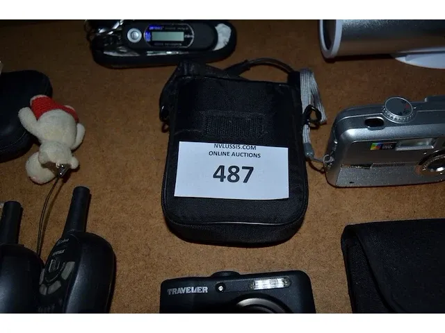 Radio medion, dockingstation, 2 fototoestellen, 6 gps tom tom zonder kabels, walkietalkie, usb lamp grundig, headset jabra, fm transmitter - afbeelding 2 van  8