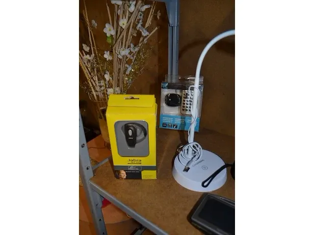 Radio medion, dockingstation, 2 fototoestellen, 6 gps tom tom zonder kabels, walkietalkie, usb lamp grundig, headset jabra, fm transmitter - afbeelding 3 van  8