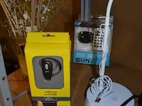 Radio medion, dockingstation, 2 fototoestellen, 6 gps tom tom zonder kabels, walkietalkie, usb lamp grundig, headset jabra, fm transmitter - afbeelding 3 van  8