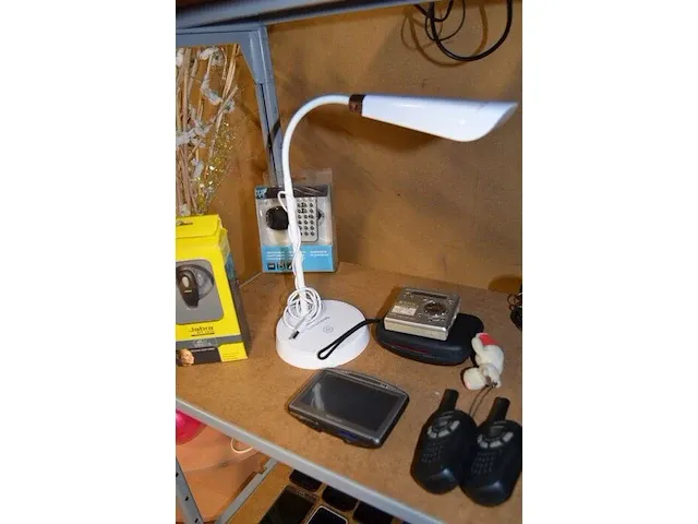 Radio medion, dockingstation, 2 fototoestellen, 6 gps tom tom zonder kabels, walkietalkie, usb lamp grundig, headset jabra, fm transmitter - afbeelding 4 van  8