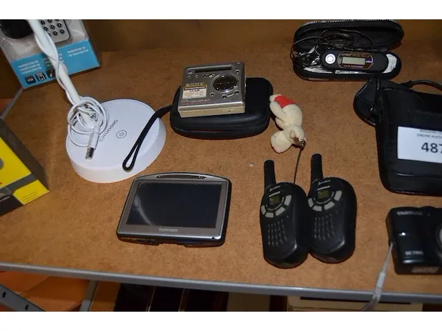 Radio medion, dockingstation, 2 fototoestellen, 6 gps tom tom zonder kabels, walkietalkie, usb lamp grundig, headset jabra, fm transmitter - afbeelding 5 van  8