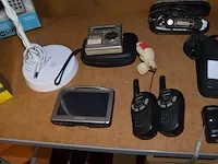 Radio medion, dockingstation, 2 fototoestellen, 6 gps tom tom zonder kabels, walkietalkie, usb lamp grundig, headset jabra, fm transmitter - afbeelding 5 van  8