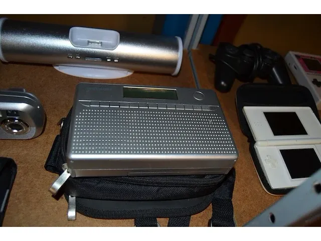 Radio medion, dockingstation, 2 fototoestellen, 6 gps tom tom zonder kabels, walkietalkie, usb lamp grundig, headset jabra, fm transmitter - afbeelding 7 van  8