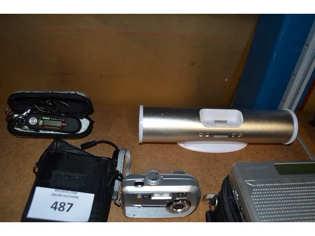 Radio medion, dockingstation, 2 fototoestellen, 6 gps tom tom zonder kabels, walkietalkie, usb lamp grundig, headset jabra, fm transmitter - afbeelding 8 van  8