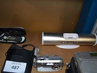 Radio medion, dockingstation, 2 fototoestellen, 6 gps tom tom zonder kabels, walkietalkie, usb lamp grundig, headset jabra, fm transmitter - afbeelding 8 van  8