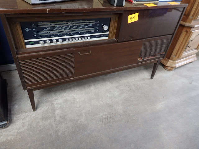 Radio meubel met platendraaier - afbeelding 1 van  2