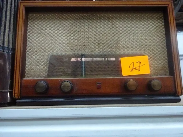 Radio speelt - afbeelding 1 van  1