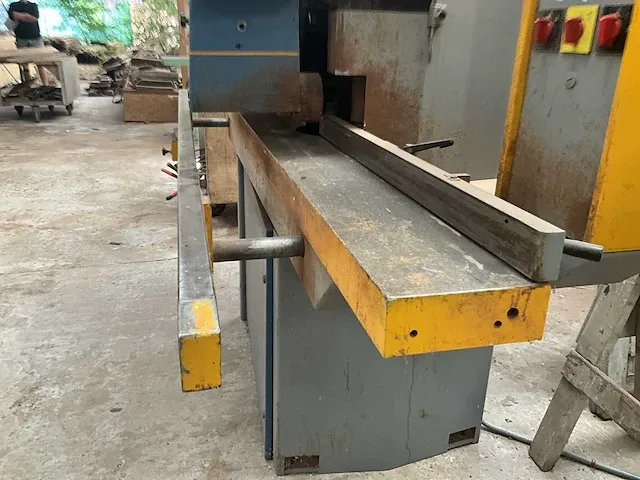 Ramenpennenbank en profileermachine vertongen - afbeelding 7 van  21
