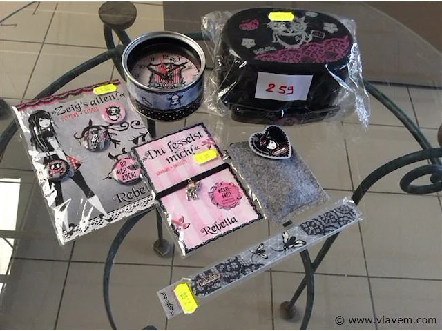 Rebella items - afbeelding 1 van  2