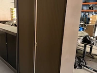 Recent en degelijk bureelmeubilair inofec (tafels en kast)