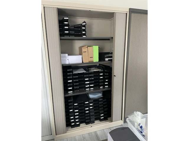 Recent en degelijk bureelmeubilair inofec (tafels en kast) - afbeelding 44 van  58