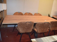 Rechthoekige bruine fineerhouten tafel 100x220cm , 6 moderne kuipstoelen bruin stoffen zit en rug (9,14)