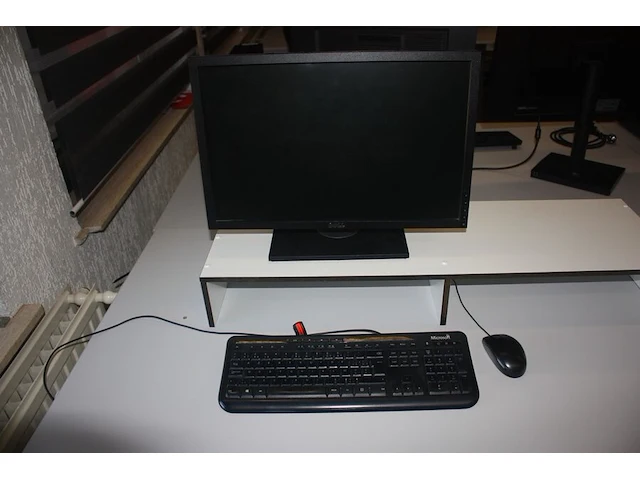 Rechthoekige schrijftafel 80x160 cm, centrale eenheid hp compaq core i5, monitor dell (18,27,28) - afbeelding 5 van  6