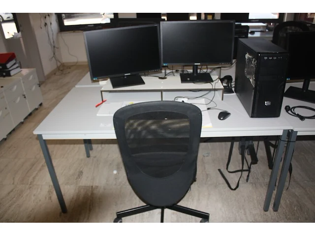 Rechthoekige schrijftafel 80x160 cm, rolbureelstoel met zwarte stoffen zit en rug, 4 monitors samsung s24e450, centrale eenheid cooler master (18,20,33,34) - afbeelding 1 van  5