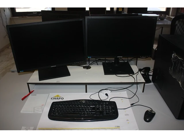Rechthoekige schrijftafel 80x160 cm, rolbureelstoel met zwarte stoffen zit en rug, 4 monitors samsung s24e450, centrale eenheid cooler master (18,20,33,34) - afbeelding 2 van  5