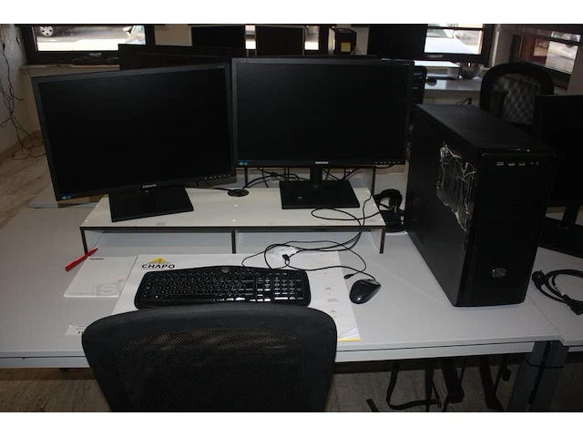 Rechthoekige schrijftafel 80x160 cm, rolbureelstoel met zwarte stoffen zit en rug, 4 monitors samsung s24e450, centrale eenheid cooler master (18,20,33,34) - afbeelding 4 van  5