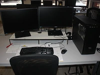 Rechthoekige schrijftafel 80x160 cm, rolbureelstoel met zwarte stoffen zit en rug, 4 monitors samsung s24e450, centrale eenheid cooler master (18,20,33,34) - afbeelding 4 van  5