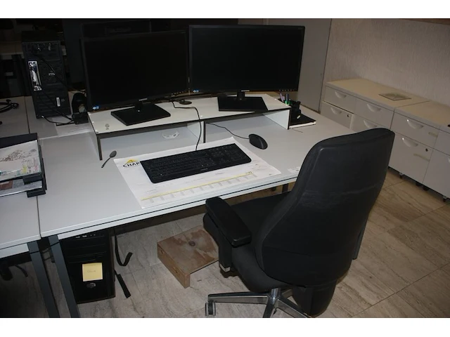 Rechthoekige schrijftafel 80x160 cm, rolbureelstoel met zwarte stoffen zit en rug, centrale eenheid cooler master, monitor samsung s22c200, monitor samsung s24e450 (18,20,30,31,32) - afbeelding 1 van  7