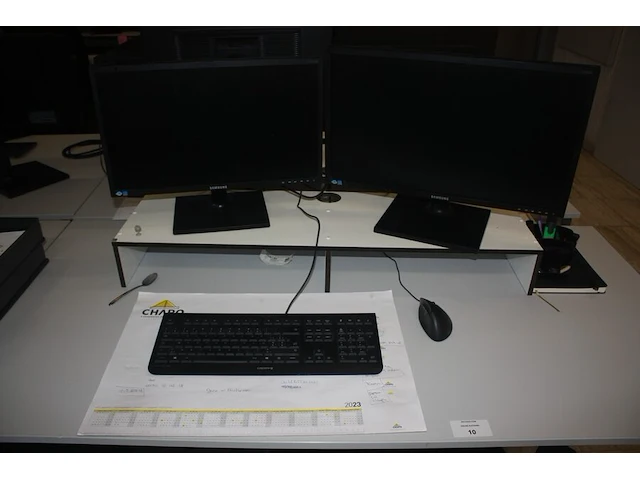 Rechthoekige schrijftafel 80x160 cm, rolbureelstoel met zwarte stoffen zit en rug, centrale eenheid cooler master, monitor samsung s22c200, monitor samsung s24e450 (18,20,30,31,32) - afbeelding 2 van  7