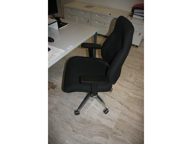 Rechthoekige schrijftafel 80x160 cm, rolbureelstoel met zwarte stoffen zit en rug, centrale eenheid cooler master, monitor samsung s22c200, monitor samsung s24e450 (18,20,30,31,32) - afbeelding 3 van  7