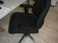Rechthoekige schrijftafel 80x160 cm, rolbureelstoel met zwarte stoffen zit en rug, centrale eenheid cooler master, monitor samsung s22c200, monitor samsung s24e450 (18,20,30,31,32) - afbeelding 3 van  7