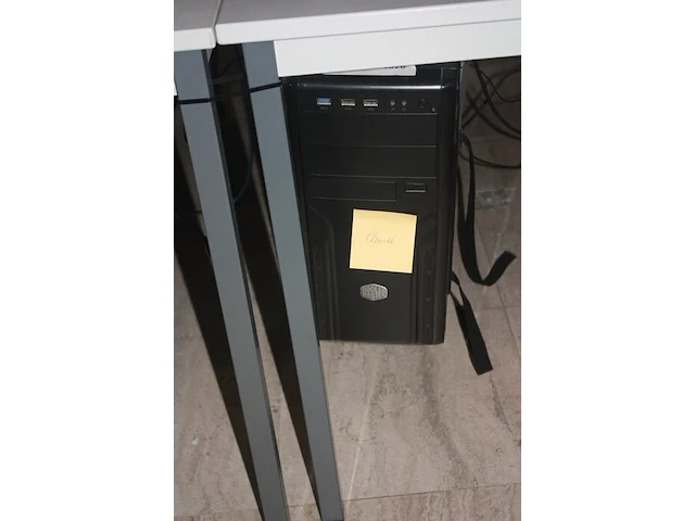 Rechthoekige schrijftafel 80x160 cm, rolbureelstoel met zwarte stoffen zit en rug, centrale eenheid cooler master, monitor samsung s22c200, monitor samsung s24e450 (18,20,30,31,32) - afbeelding 4 van  7