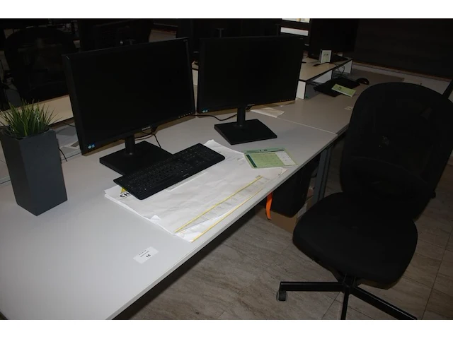 Rechthoekige schrijftafel 80x160 cm, rolbureelstoel met zwarte stoffen zit en rug, centrale eenheid cooler master, 2 monitors samsung s24e650 (18,20,40,41) - afbeelding 1 van  6