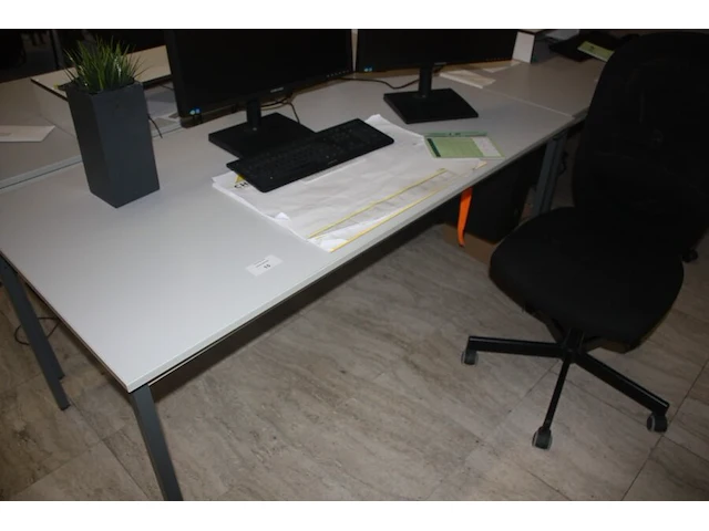 Rechthoekige schrijftafel 80x160 cm, rolbureelstoel met zwarte stoffen zit en rug, centrale eenheid cooler master, 2 monitors samsung s24e650 (18,20,40,41) - afbeelding 2 van  6