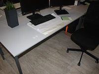 Rechthoekige schrijftafel 80x160 cm, rolbureelstoel met zwarte stoffen zit en rug, centrale eenheid cooler master, 2 monitors samsung s24e650 (18,20,40,41) - afbeelding 2 van  6