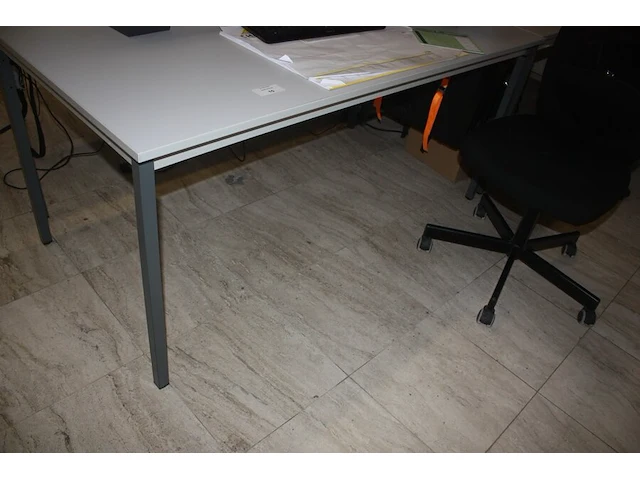Rechthoekige schrijftafel 80x160 cm, rolbureelstoel met zwarte stoffen zit en rug, centrale eenheid cooler master, 2 monitors samsung s24e650 (18,20,40,41) - afbeelding 3 van  6
