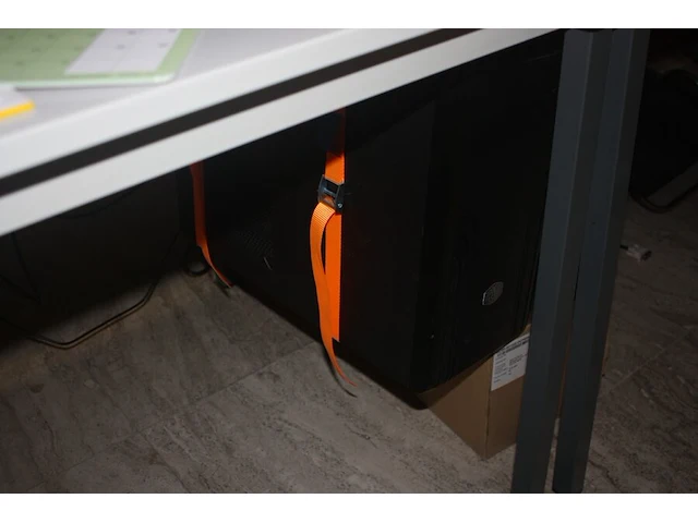 Rechthoekige schrijftafel 80x160 cm, rolbureelstoel met zwarte stoffen zit en rug, centrale eenheid cooler master, 2 monitors samsung s24e650 (18,20,40,41) - afbeelding 4 van  6