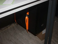 Rechthoekige schrijftafel 80x160 cm, rolbureelstoel met zwarte stoffen zit en rug, centrale eenheid cooler master, 2 monitors samsung s24e650 (18,20,40,41) - afbeelding 4 van  6