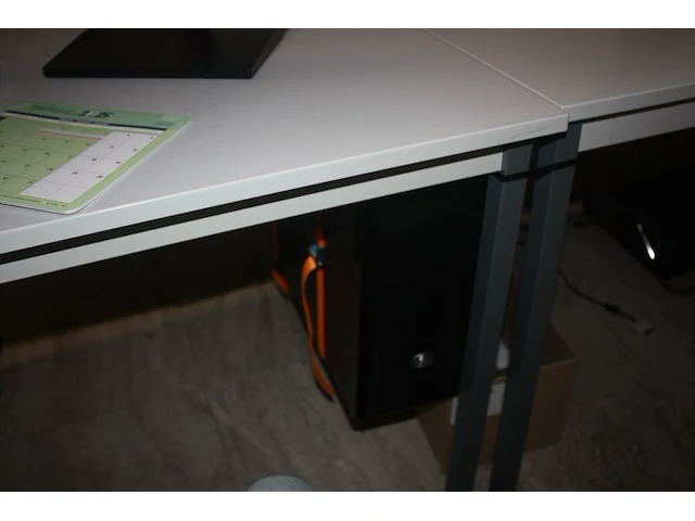 Rechthoekige schrijftafel 80x160 cm, rolbureelstoel met zwarte stoffen zit en rug, centrale eenheid cooler master, 2 monitors samsung s24e650 (18,20,40,41) - afbeelding 5 van  6