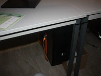 Rechthoekige schrijftafel 80x160 cm, rolbureelstoel met zwarte stoffen zit en rug, centrale eenheid cooler master, 2 monitors samsung s24e650 (18,20,40,41) - afbeelding 5 van  6