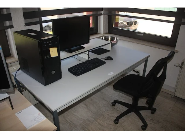 Rechthoekige schrijftafel 80x160 cm, rolbureelstoel met zwarte stoffen zit en rug, centrale eenheid cooler master, monitor samsung s24c650 (18,20,24,26) - afbeelding 1 van  7