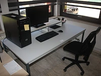 Rechthoekige schrijftafel 80x160 cm, rolbureelstoel met zwarte stoffen zit en rug, centrale eenheid cooler master, monitor samsung s24c650 (18,20,24,26)