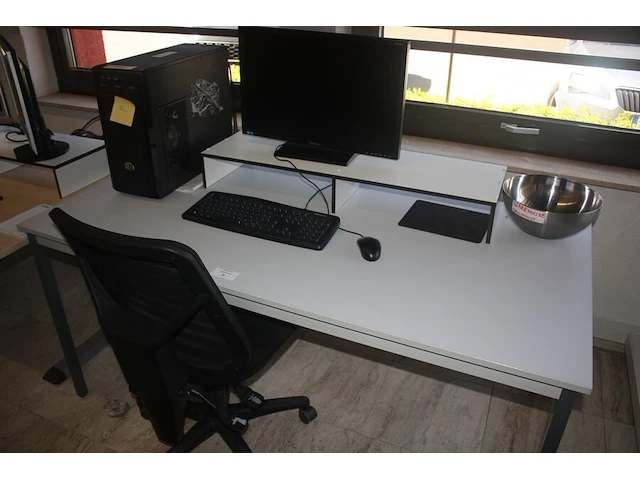 Rechthoekige schrijftafel 80x160 cm, rolbureelstoel met zwarte stoffen zit en rug, centrale eenheid cooler master, monitor samsung s24c650 (18,20,24,26) - afbeelding 2 van  7