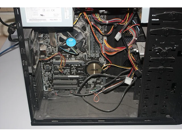 Rechthoekige schrijftafel 80x160 cm, rolbureelstoel met zwarte stoffen zit en rug, centrale eenheid cooler master, monitor samsung s24c650 (18,20,24,26) - afbeelding 5 van  7