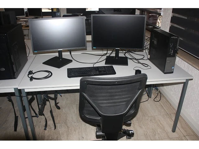 Rechthoekige schrijftafel 80x160 cm, rolbureelstoel met zwarte stoffen zit en rug, centrale eenheid dell optiplex 390 core i3, 2 monitors samsung s24e650 (18,20,35,37) - afbeelding 1 van  5