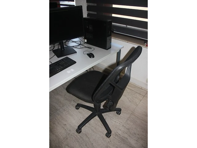 Rechthoekige schrijftafel 80x160 cm, rolbureelstoel met zwarte stoffen zit en rug, centrale eenheid dell optiplex 390 core i3, 2 monitors samsung s24e650 (18,20,35,37) - afbeelding 2 van  5