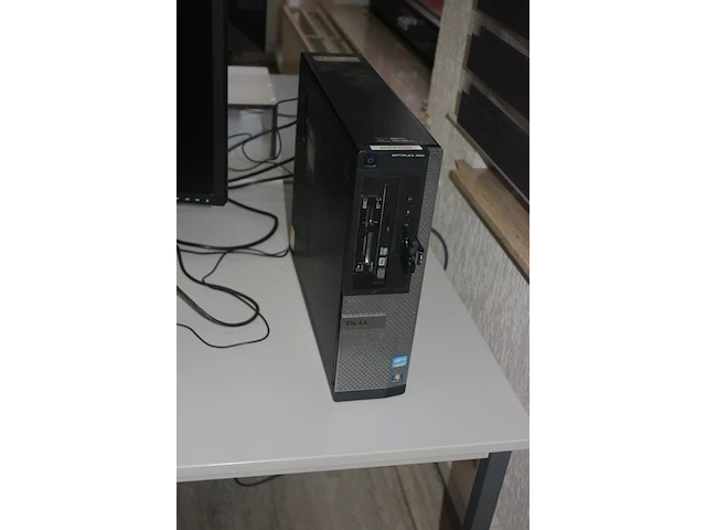 Rechthoekige schrijftafel 80x160 cm, rolbureelstoel met zwarte stoffen zit en rug, centrale eenheid dell optiplex 390 core i3, 2 monitors samsung s24e650 (18,20,35,37) - afbeelding 3 van  5