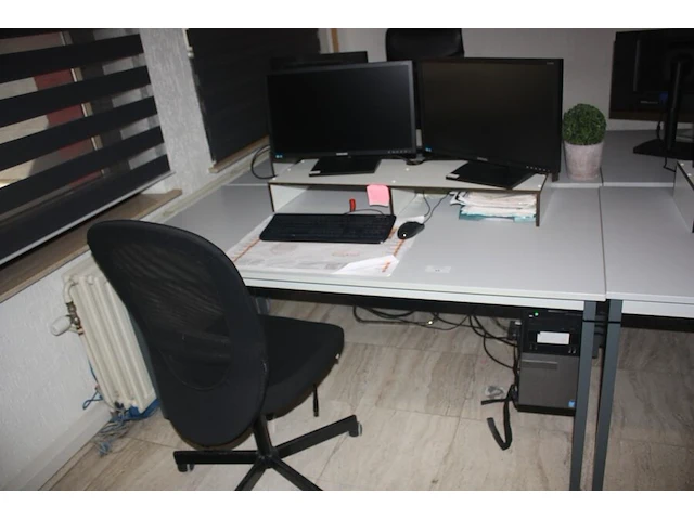 Rechthoekige schrijftafel 80x160 cm, rolbureelstoel met zwarte stoffen zit en rug, centrale eenheid dell optiplex 3020 core i3, 2 monitors samsung s24e650 (18,20,36,39) - afbeelding 1 van  6
