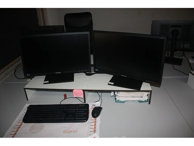 Rechthoekige schrijftafel 80x160 cm, rolbureelstoel met zwarte stoffen zit en rug, centrale eenheid dell optiplex 3020 core i3, 2 monitors samsung s24e650 (18,20,36,39) - afbeelding 2 van  6