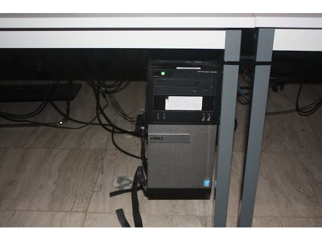 Rechthoekige schrijftafel 80x160 cm, rolbureelstoel met zwarte stoffen zit en rug, centrale eenheid dell optiplex 3020 core i3, 2 monitors samsung s24e650 (18,20,36,39) - afbeelding 3 van  6