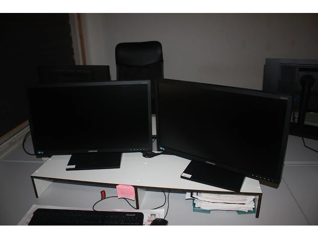 Rechthoekige schrijftafel 80x160 cm, rolbureelstoel met zwarte stoffen zit en rug, centrale eenheid dell optiplex 3020 core i3, 2 monitors samsung s24e650 (18,20,36,39) - afbeelding 5 van  6