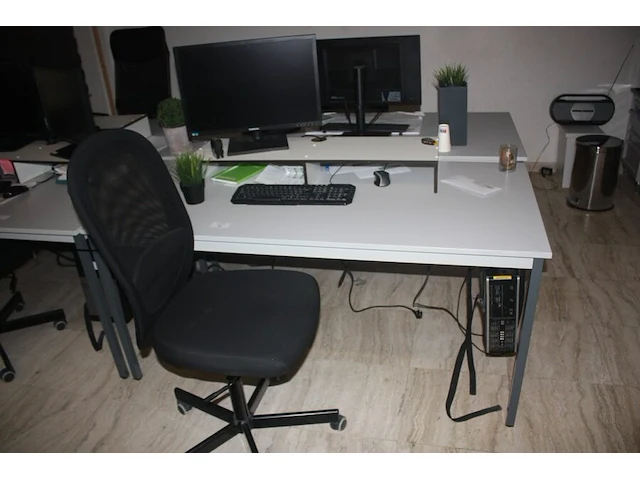Rechthoekige schrijftafel 80x160 cm, rolbureelstoel met zwarte stoffen zit en rug, centrale eenheid hp compaq amd, monitor samsung s24e650 (18,20,38,43) - afbeelding 1 van  5