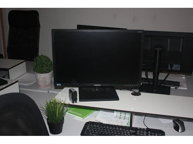 Rechthoekige schrijftafel 80x160 cm, rolbureelstoel met zwarte stoffen zit en rug, centrale eenheid hp compaq amd, monitor samsung s24e650 (18,20,38,43) - afbeelding 2 van  5